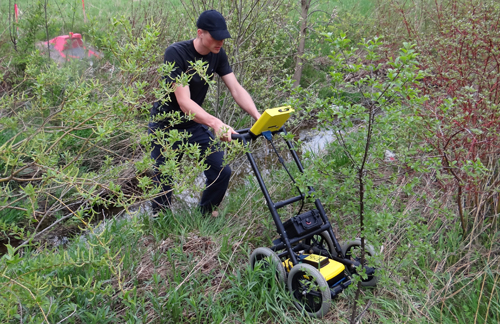 Pronk uses a GPR to detect underground objects.
